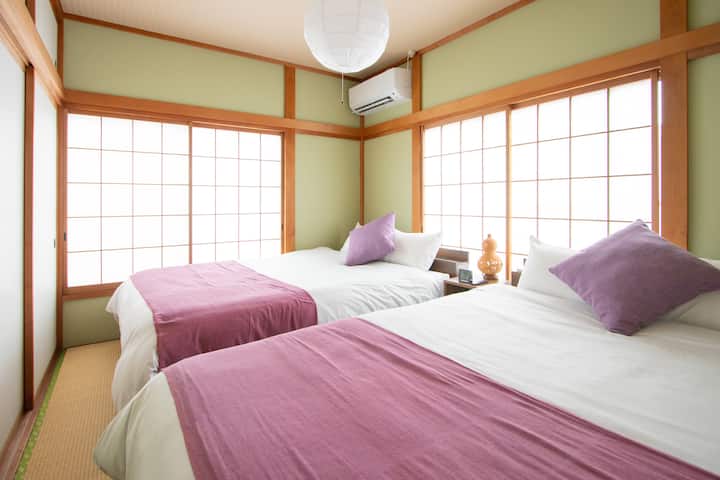 La ciudad donde se encuentra la posada es un símbolo de calabaza.Un hermoso dormitorio de estilo japonés con una lámpara de calabaza hecha a mano.Hay 2 camas dobles.En las habitaciones tradicionales de estilo japonés, las puertas correderas están diseñadas para dejar entrar la luz natural suave y crear un ambiente tranquilo.La puerta corredera en sí no tiene el poder de bloquear la luz, pero en las casas japonesas, la oscuridad completa y la privacidad se han asegurado cerrando las persianas desde la antigüedad.Es una de las culturas arquitectónicas únicas de Japón que combina una conexión con la naturaleza y un descanso cómodo.