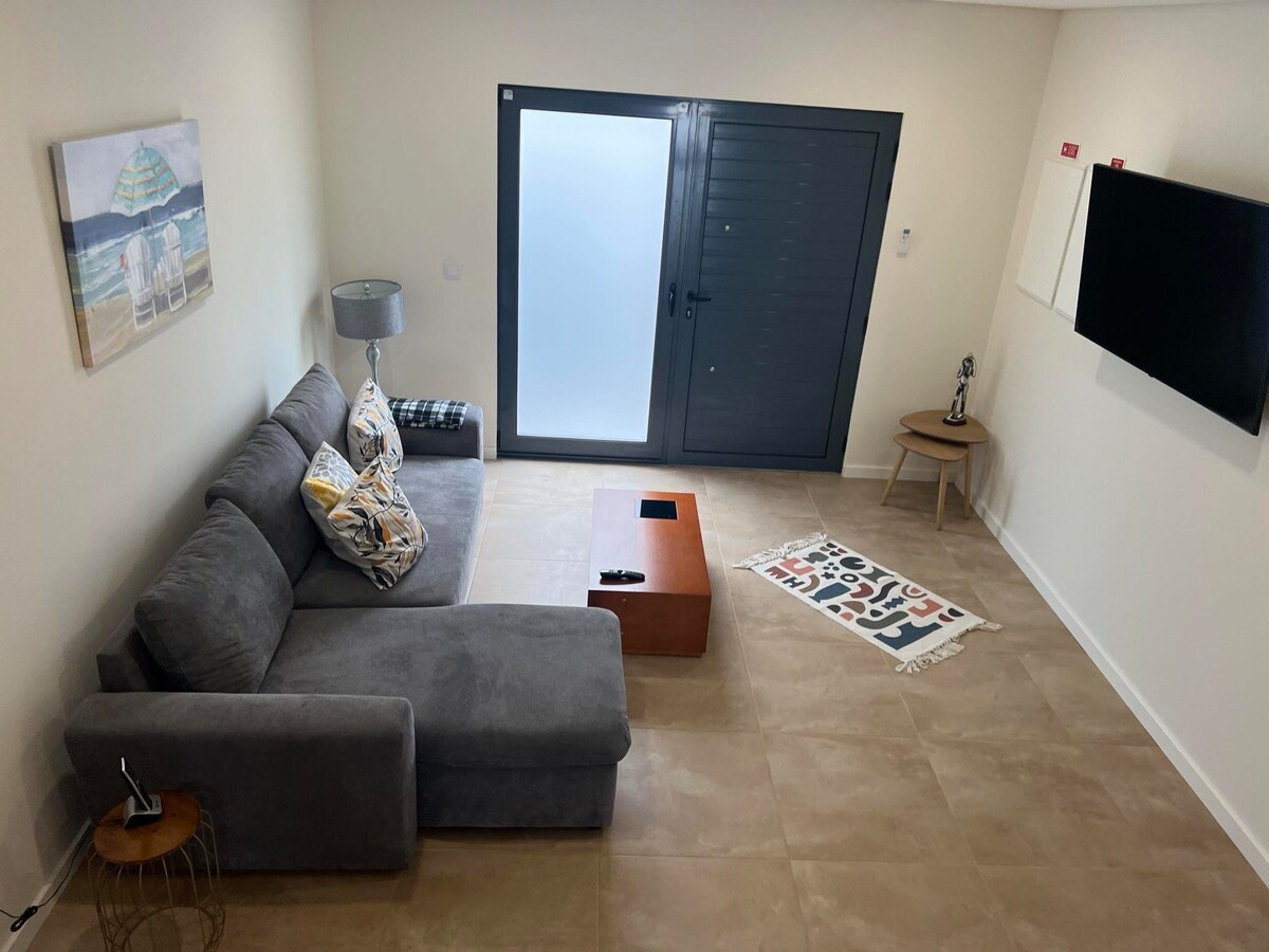 Уживајте во оваа семејна соба за да се соберете и да се опуштите или да гледате филм на 65-инчен LG телевизор. 