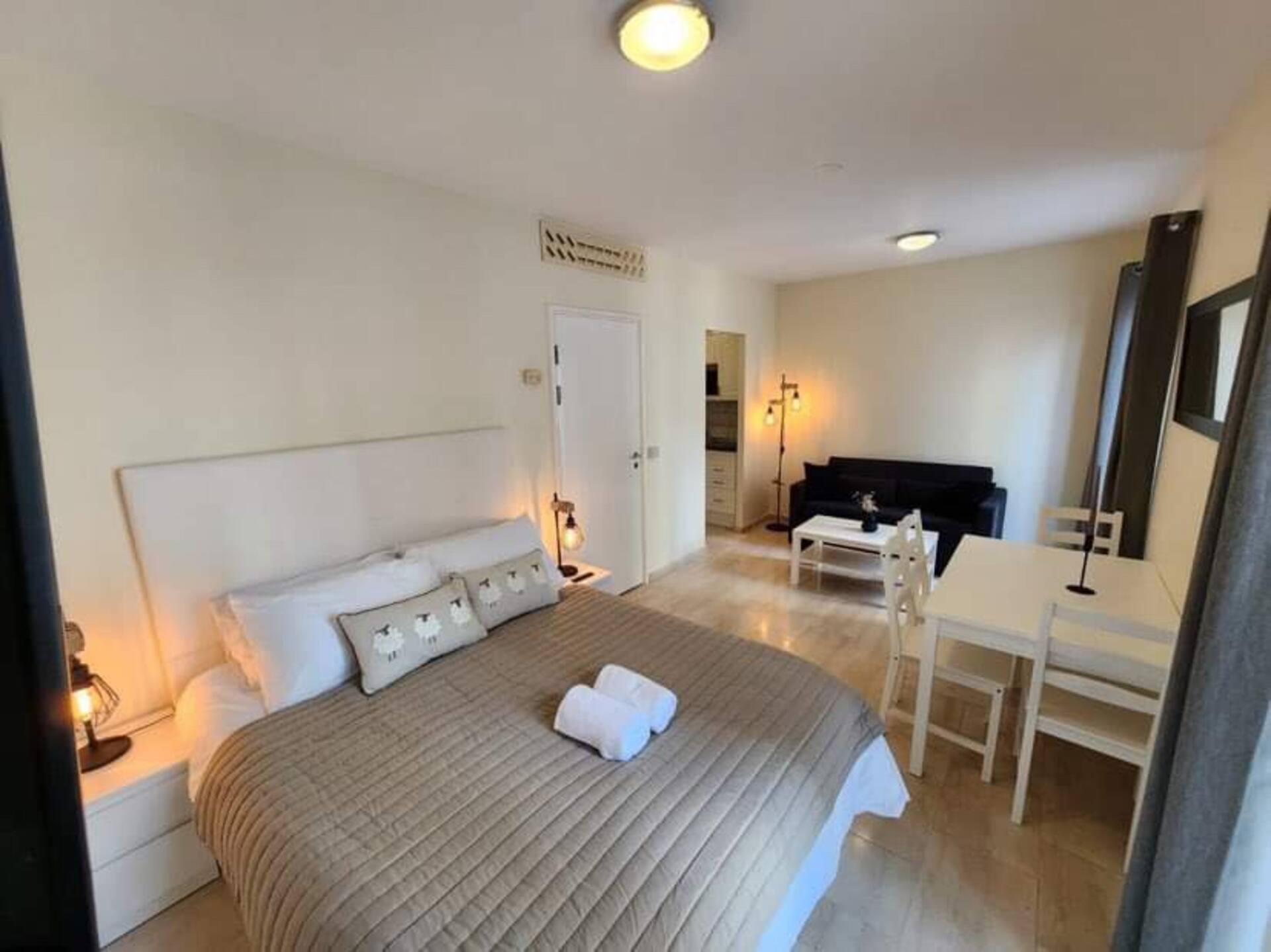 NEW with AC Central Suites with Pool access and Squash Courts! Sleeps Family or 4 guests