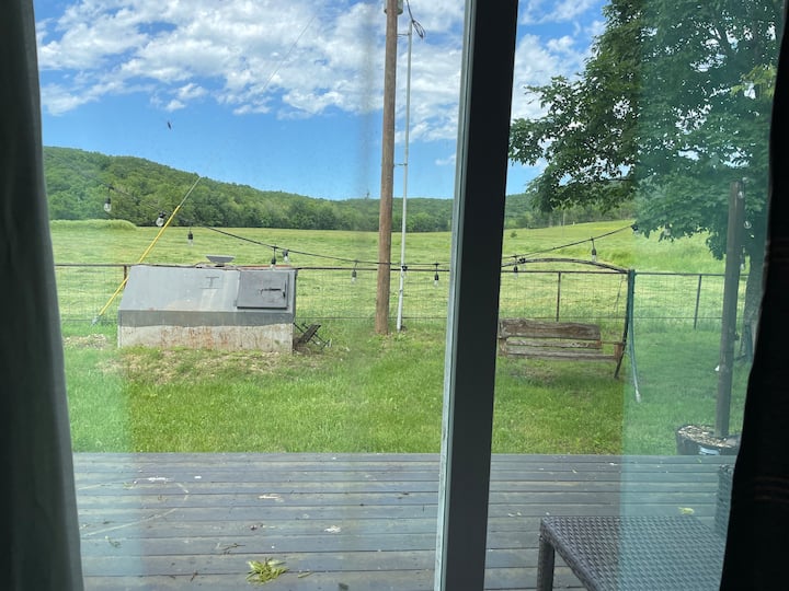 La puerta trasera conduce al porche. Está en el dormitorio. En el patio trasero hay un refugio contra tormentas. 