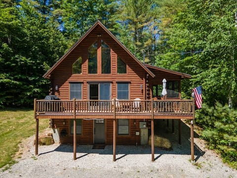 Summer Lake Country Log Cabin ~ Walk to Beach!