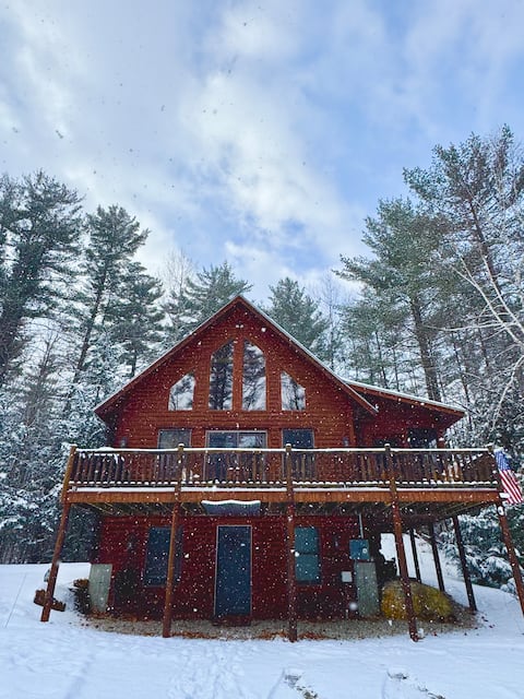 Cozy Log Ski Cabin ~ Fireplace ~ 15m to Gunstock!