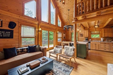 Cozy Autumn Lake Cabin ~ Firepit & Foliage Views !