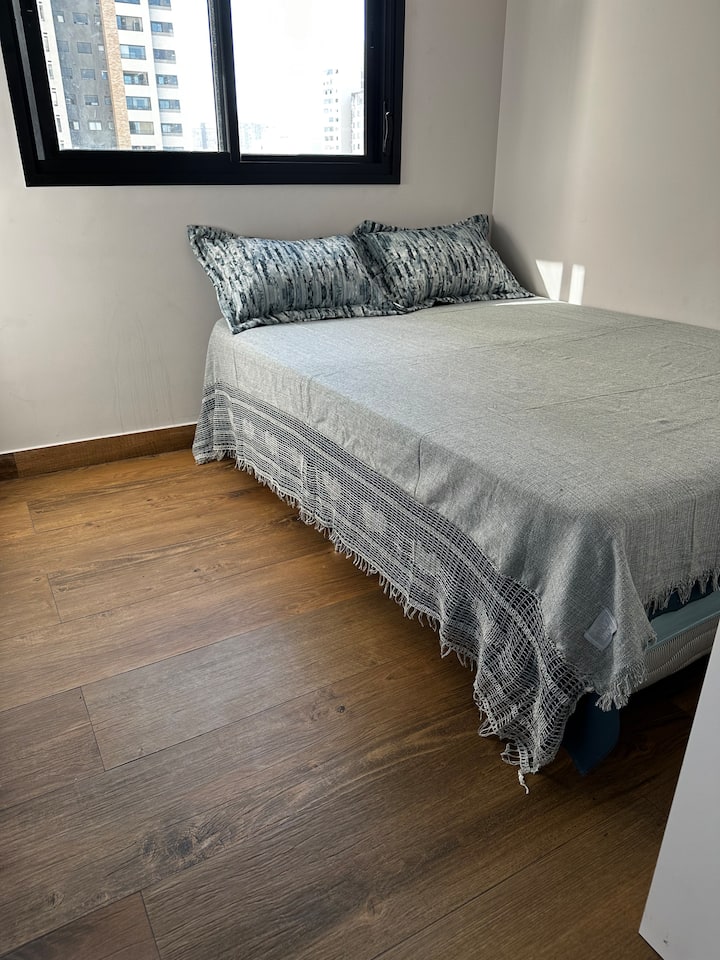 Dvojposteľ so strednou až dobrou úrovňou pohodlia, pevnými vankúšmi a šatníkom pre vaše pohodlie.