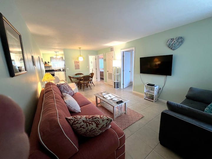 Lay-z Liv-n #7 ~ Pool - Short Walk To The Beach - Bradenton Beach, FL