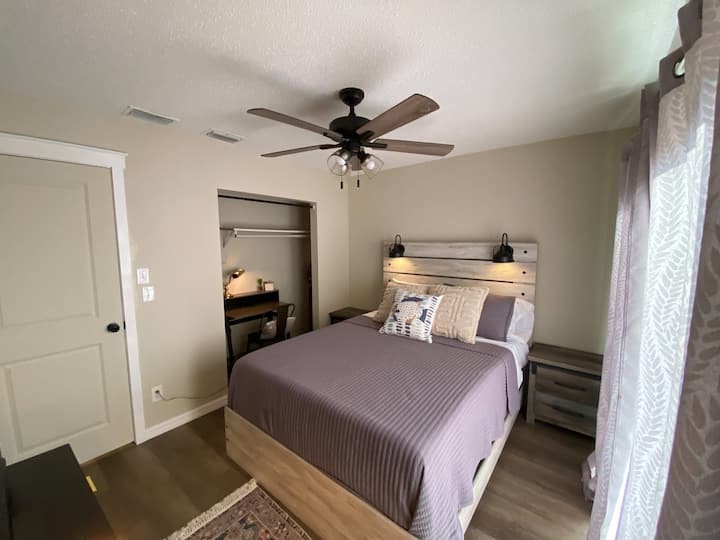 Lit queen size avec base réglable pour s'adapter à vos besoins de couchage