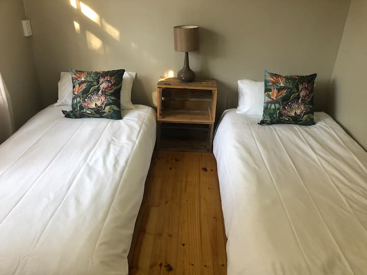 2 krevate tek (jo këto krevate janë shumë të ulëta dhe janë më të përshtatshme për fëmijë)