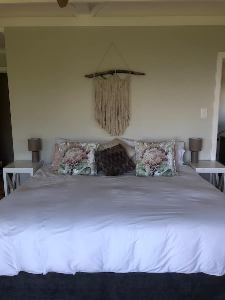 Krevat dopio "king", krevat 3/4 ditor, krevat fëmijësh dhe hapësirë pune me pamje mahnitëse nga deti dhe banjë en suite me dush shëtitës. I madh i ndërtuar në dollapë.