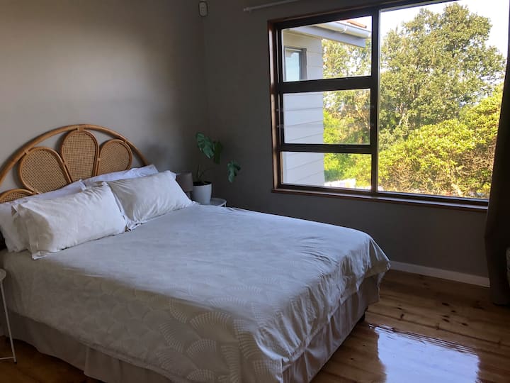 Krevat dopio, i ndërtuar në dollapë dhe pamje nga deti