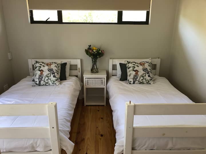 2 krevate tek, të ndërtuara në dollapë 