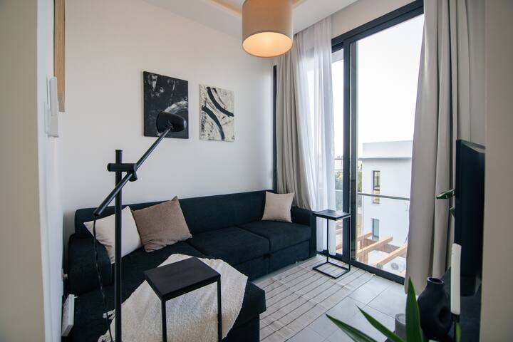 ספה נפתחת גדולה ונוחה עם מצעים וכריות נוספים 