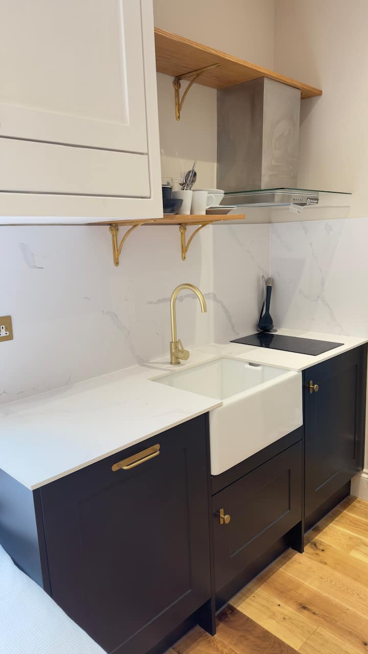 Just Off Gloucester Rd, Small Modern Studio - Bristol