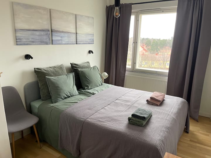 Прозорецът е с изглед към града от 6 етажа.