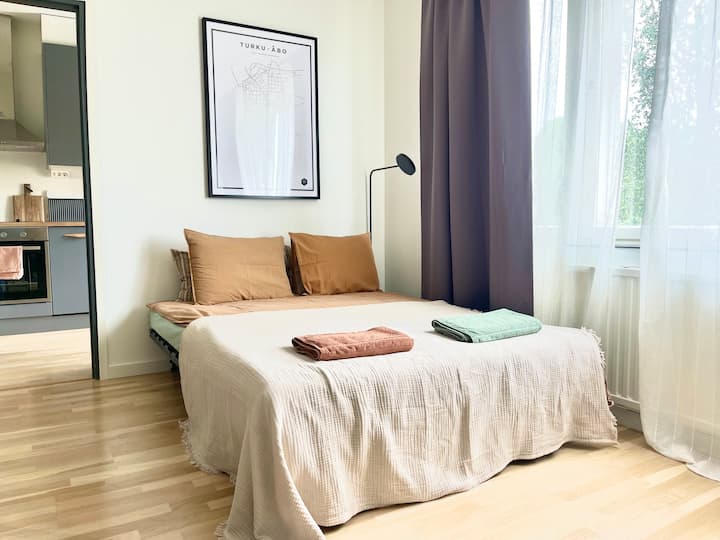 Диванът във всекидневната се разгъва в тясно двойно легло с ширина 140 см.