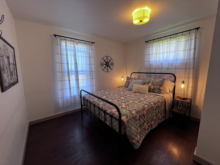 Ova spavaća soba za goste ima bračni krevet i dijeli kupaonicu sa spavaćom sobom 1. 