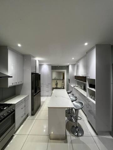 Top class 4 bedroom with pool gallery image 3