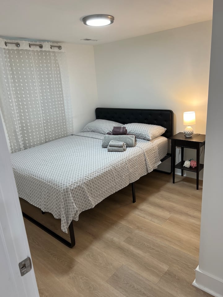 Spálňa s manželskou posteľou ,šatníkom a 40-palcovou inteligentnou televíziou