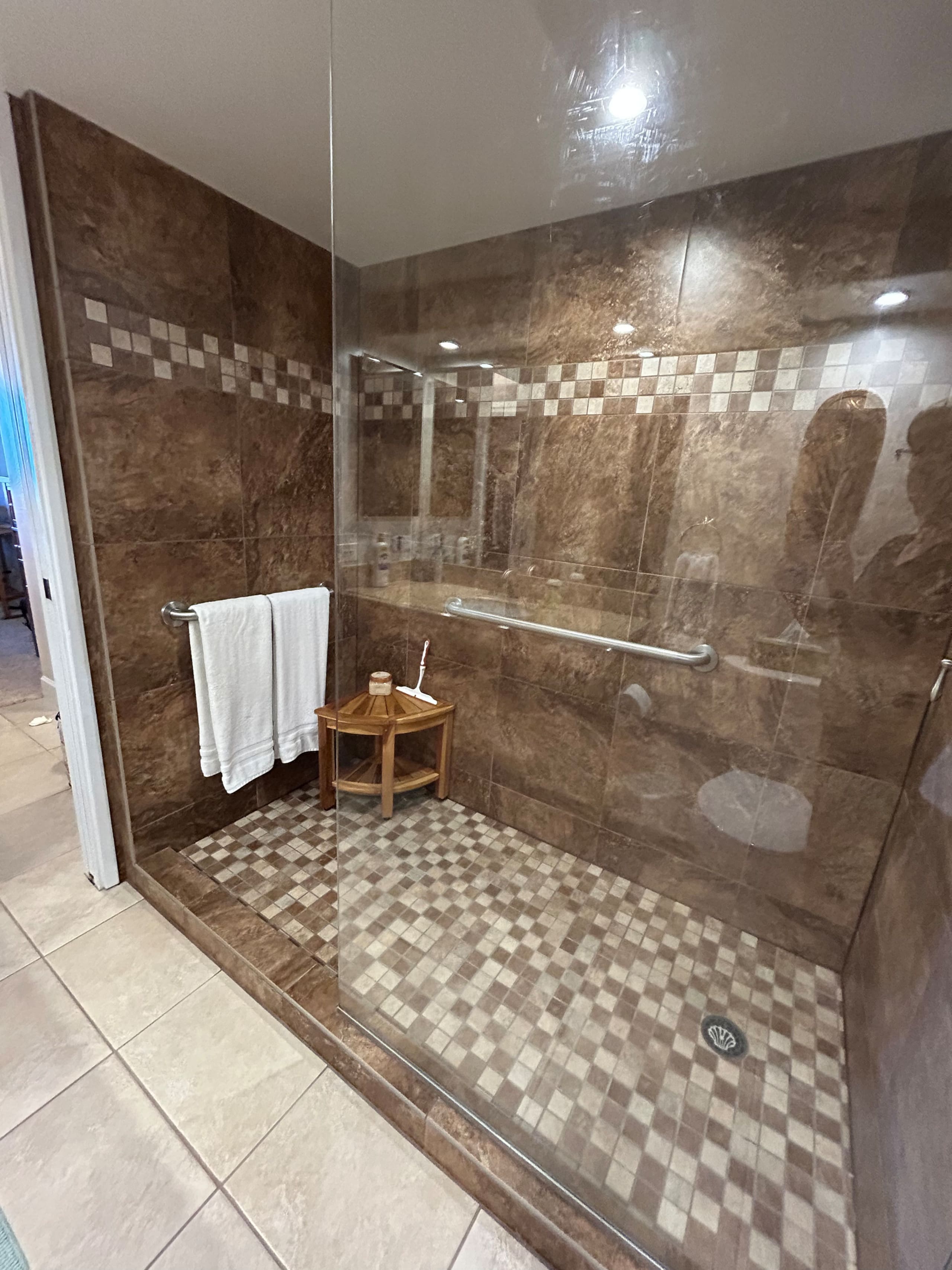 Condo in Kailua-Kona · ★4.94 · 1 bedroom · 2 beds · 2 private baths - Image 15