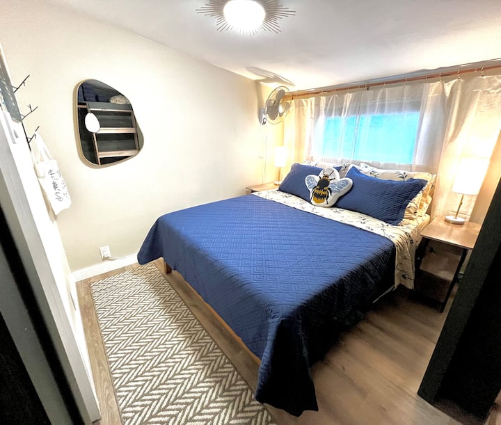 Ჩვენ გავეცანით ბევრ სხვა მასპინძელს და შევუკვეთეთ პოპულარული ლეიბი მაღალი მიმოხილვებით! Ასარჩევად ორი ტიპის ბალიში. Კედლის ვენტილატორი უზრუნველყოფს ჰაერის ცირკულაციას და სასიამოვნო სითბოს მთელი ღამის განმავლობაში. Ძალიან კარგად უნდა დაიძინოთ... 