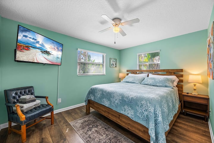 Cama tamaño king y TV inteligente