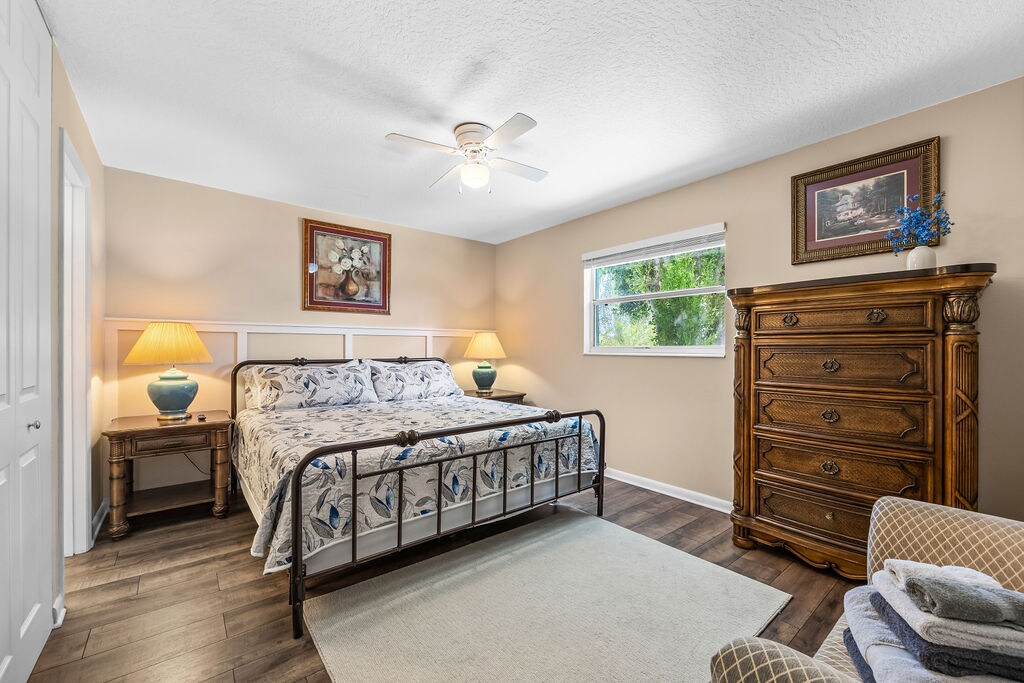 Მთავარი საძინებელი 193 × 203 სმ ზომის საწოლით