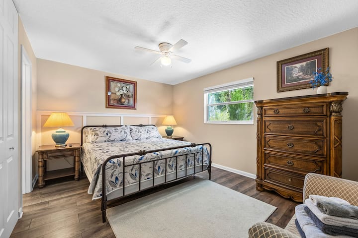 Dormitorio principal con cama tamaño king