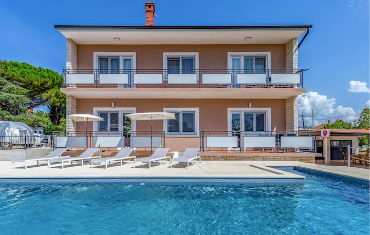 Gorgeous Home In Valbandon - Pješčana Uvala