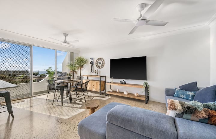2 Bedroom Coastal Getaway With Ocean Views! - Port Macquarie