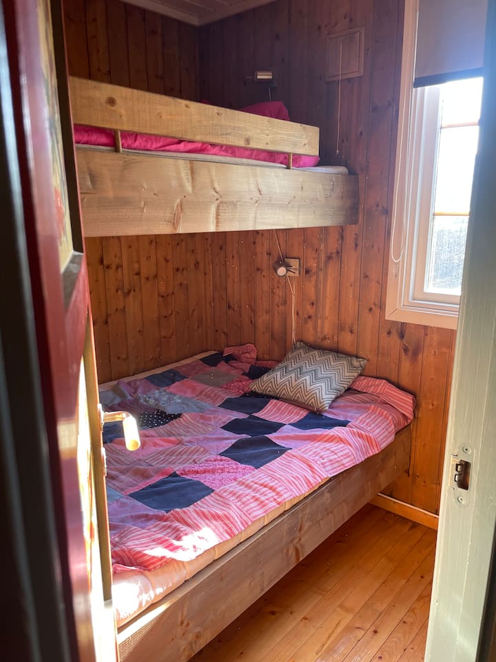 هناك غرفتا نوم معكوسة، مع أسرّة مريحة وأضواء قراءة وخزانة ملابس. مرتبة 90 سم في السرير العلوي ومرتبة 120 سم في الطابق السفلي. 