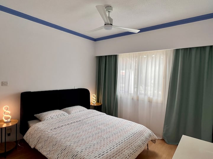 غرفة نوم رئيسية مع حمام داخلي