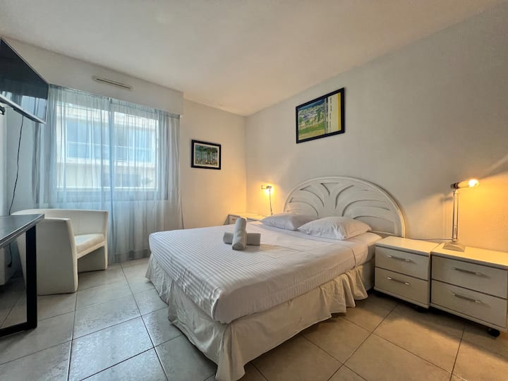 Spavaća soba s klima-uređajem, udoban veliki bračni krevet, ormari s kliznim vratima i ogledalom.