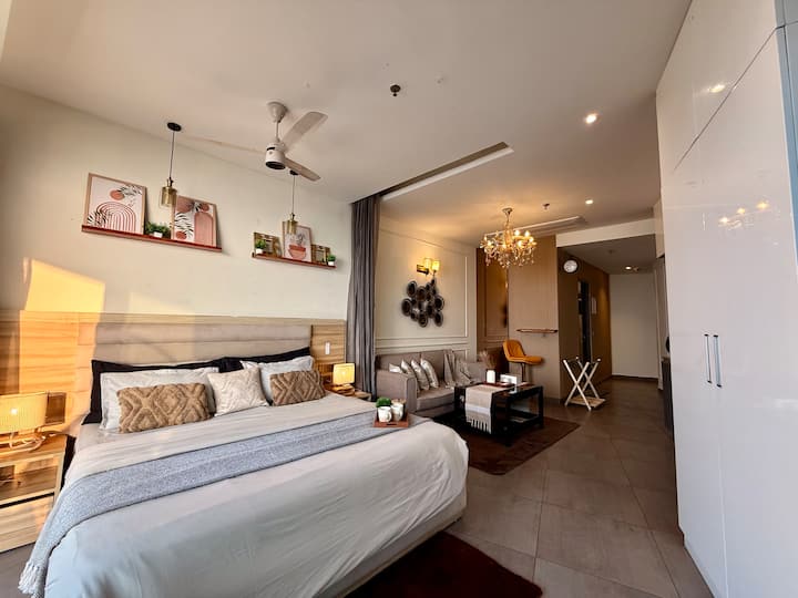 Boho 36th | River & Cityskyline View | Spacious - Noida