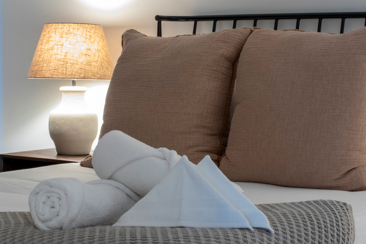 Spavaća soba s bračnim krevetom