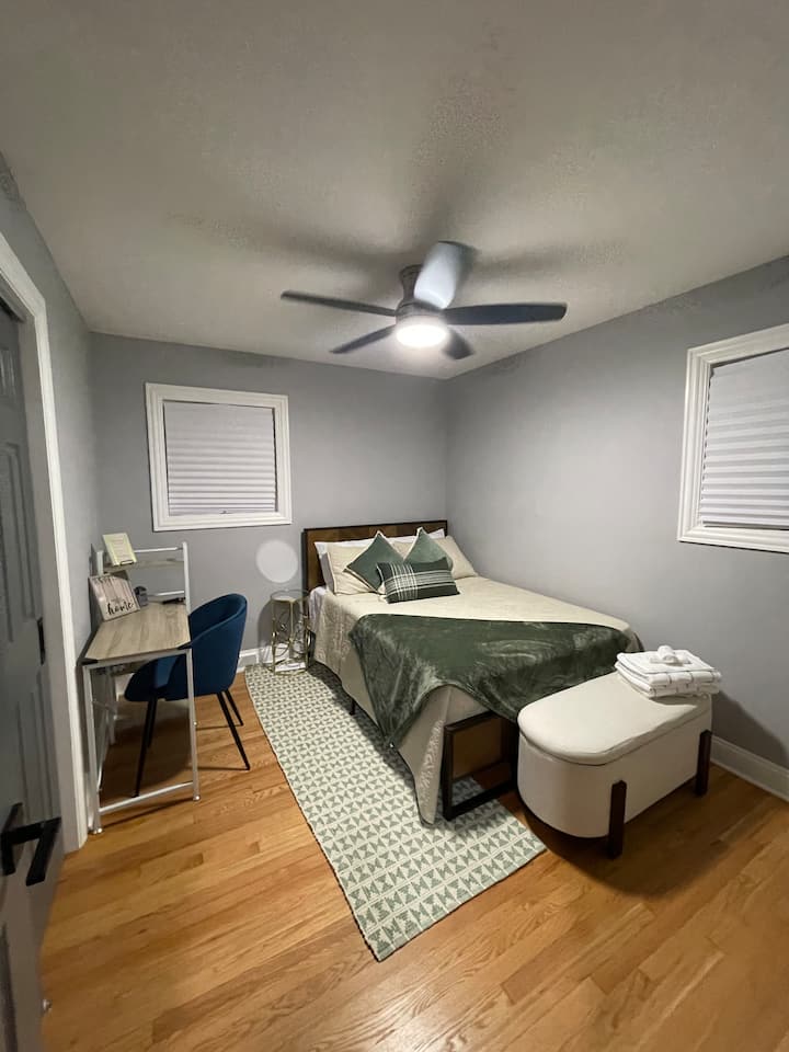 חדר שינה 3, מיטה מלאה, קומה ראשית, מאוורר תקרה ופינת עבודה ייעודית 