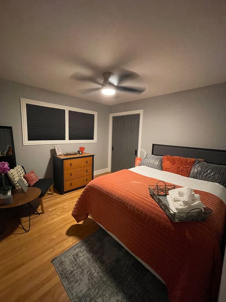 חדר שינה 2, מיטת קווין סייז, מאוורר תקרה ואזור ישיבה 