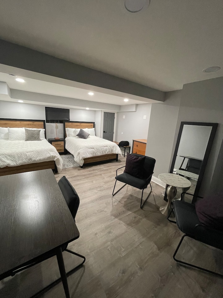 סוויטת חדר שינה בקומה התחתונה עם 2 מיטות מלאות, ארון גדול במיוחד, פינת ישיבה ופינת עבודה ייעודית.