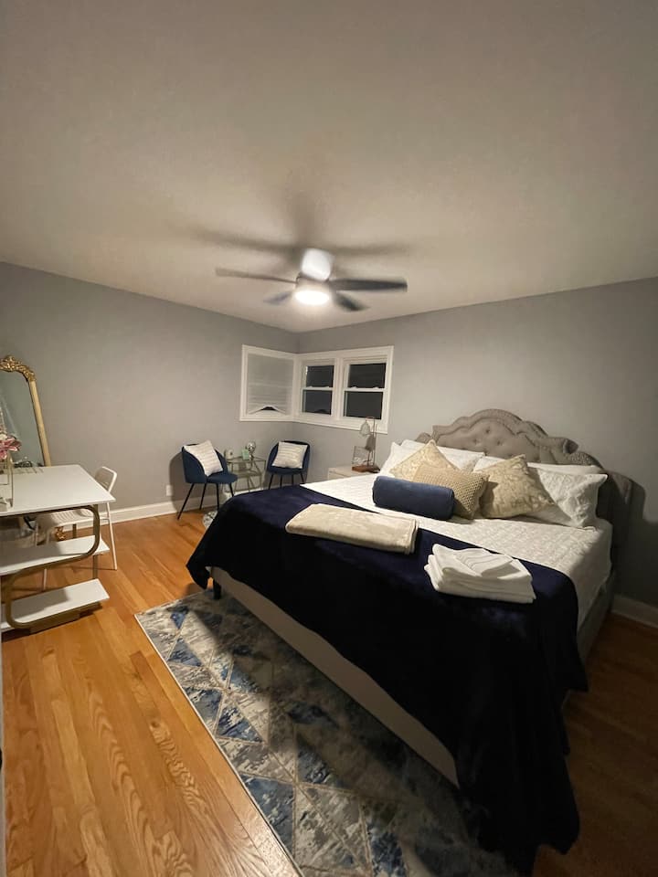 חדר שינה ראשון - מיטת קינג סייז, ארון מותאם אישית, מאוורר תקרה ופינת עבודה ייעודית 