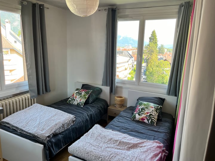 山々の澄んだ景色。