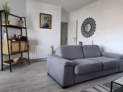 Top Airbnb: Beautiful apartment, sea view, 50 meters from the beach. in Courseulles Sur Mer
