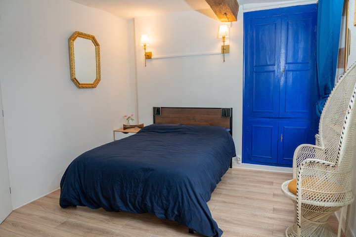 นี่คือห้องในส่วนของความฝันสีฟ้า ผ้าม่านแยกห้องนั่งเล่นและห้องนอน 