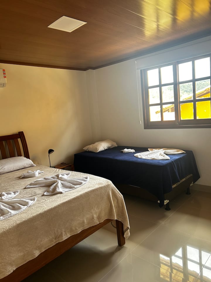 เตียงคู่ในกล่องไม้เนื้อแข็ง + เตียงเดี่ยว เครื่องปรับอากาศแบบแยกส่วนชัตเตอร์ไฟดับและตู้