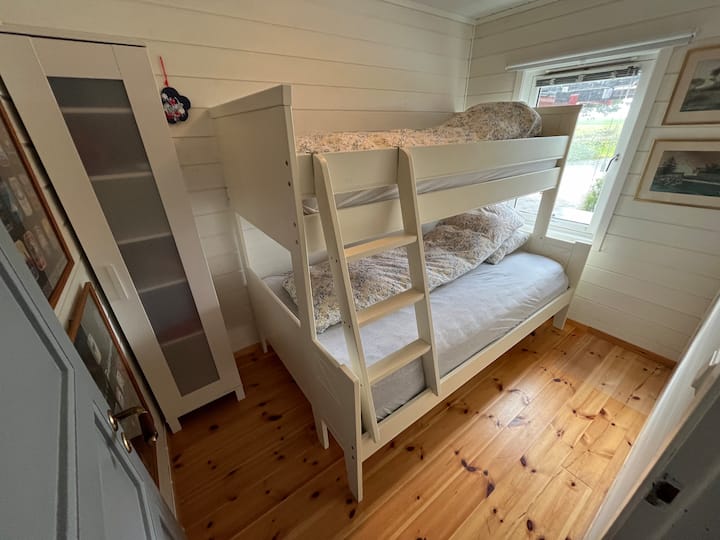 Горниот кревет е 90 см, а долниот е широк 120 см