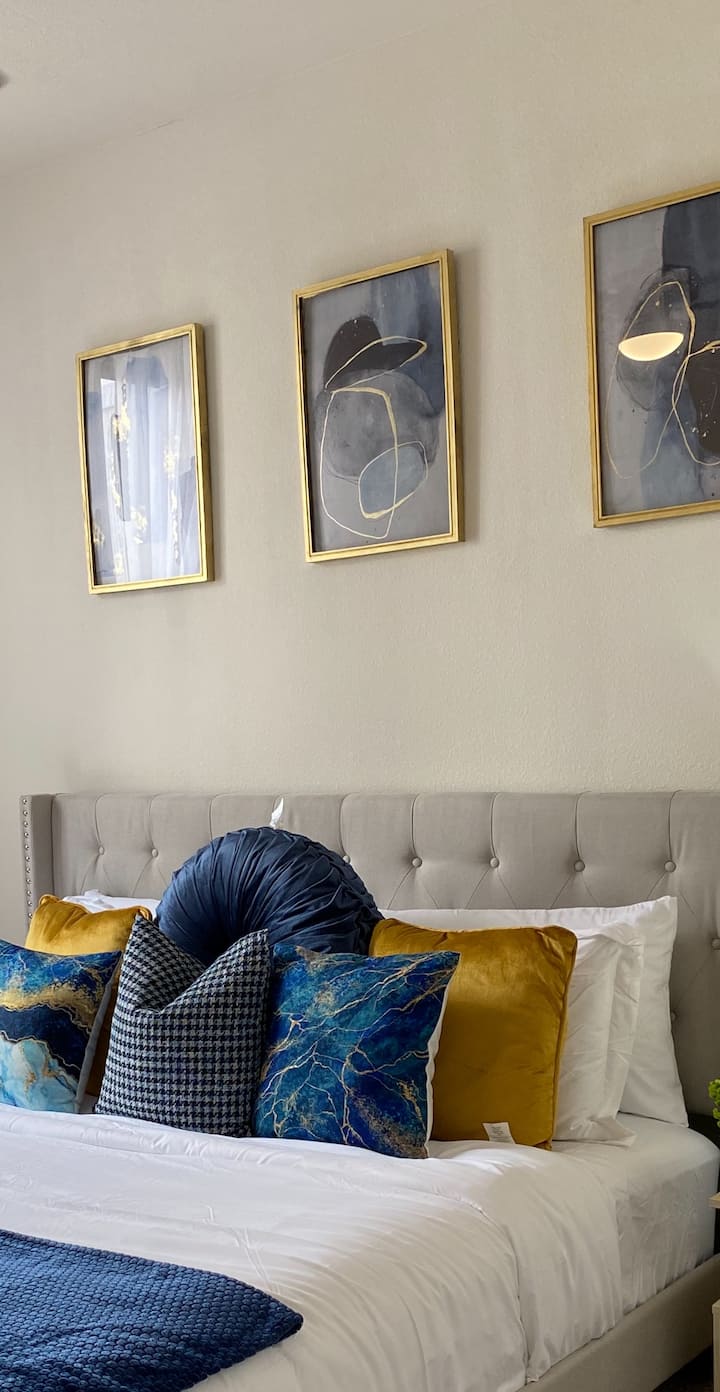 Furahia ukaaji wa kupendeza na utulivu ulio na kitanda kizuri na mazingira ya anasa na starehe, ukimfanya mgeni ajisikie yuko nyumbani kweli.