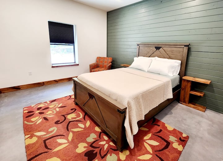 Kitanda aina ya Queen, kiti cha kusomea, meza na sehemu ya kabati