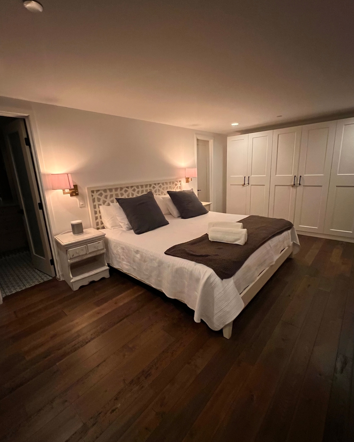 Брачен кревет (широк 180-220 см).