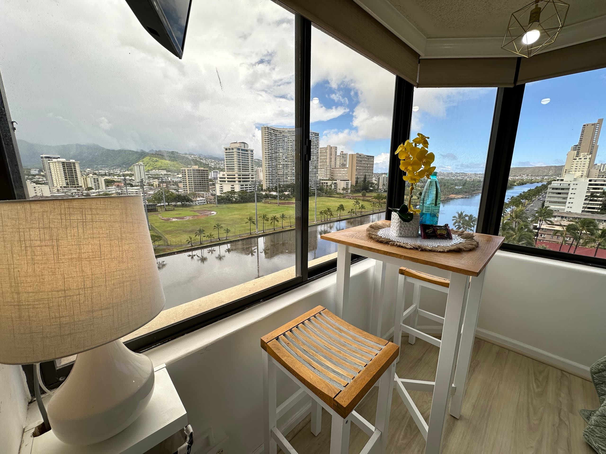 Breathtaking Waikiki Canal View & Walk to Beach - Image 4