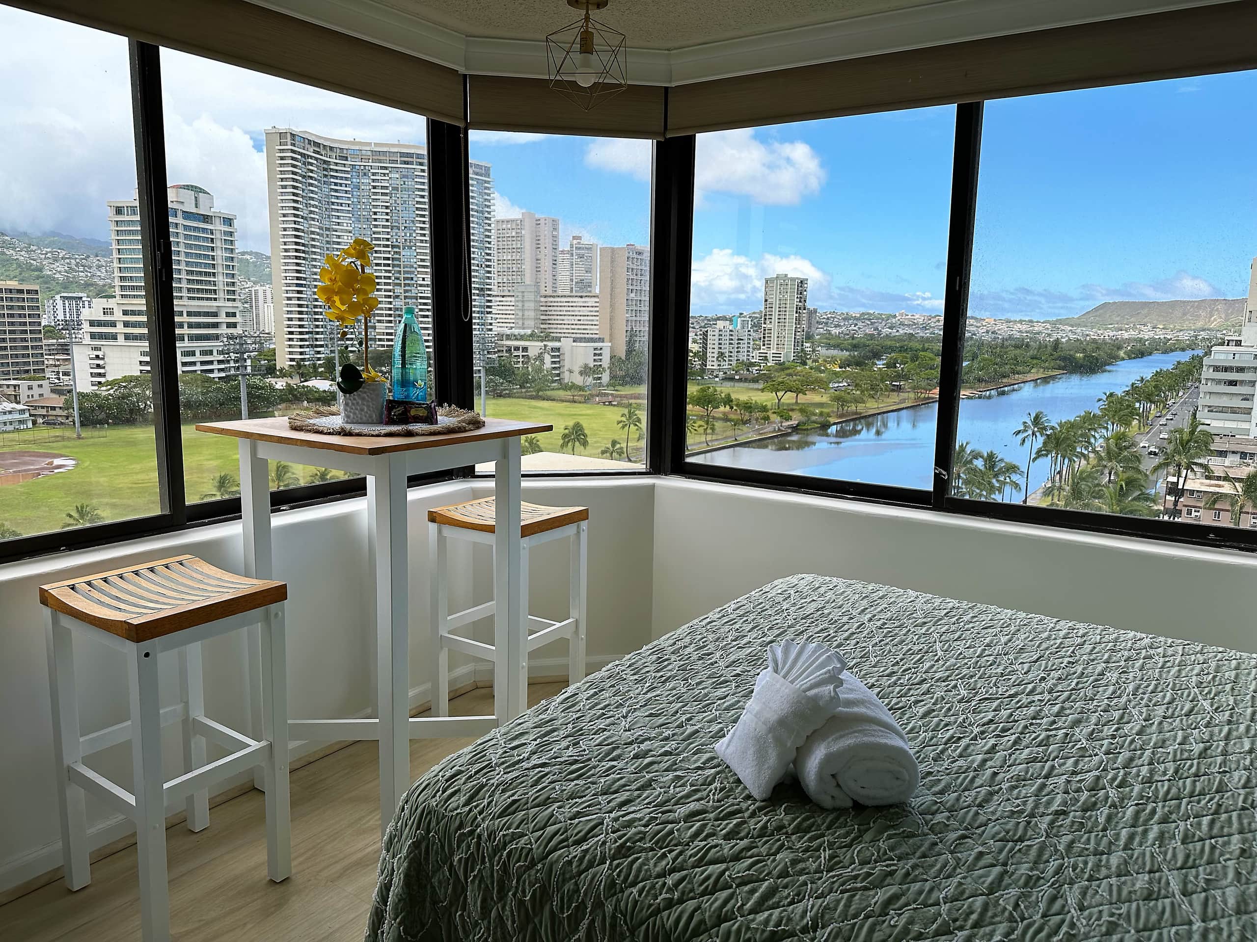 Breathtaking Waikiki Canal View & Walk to Beach - Image 9