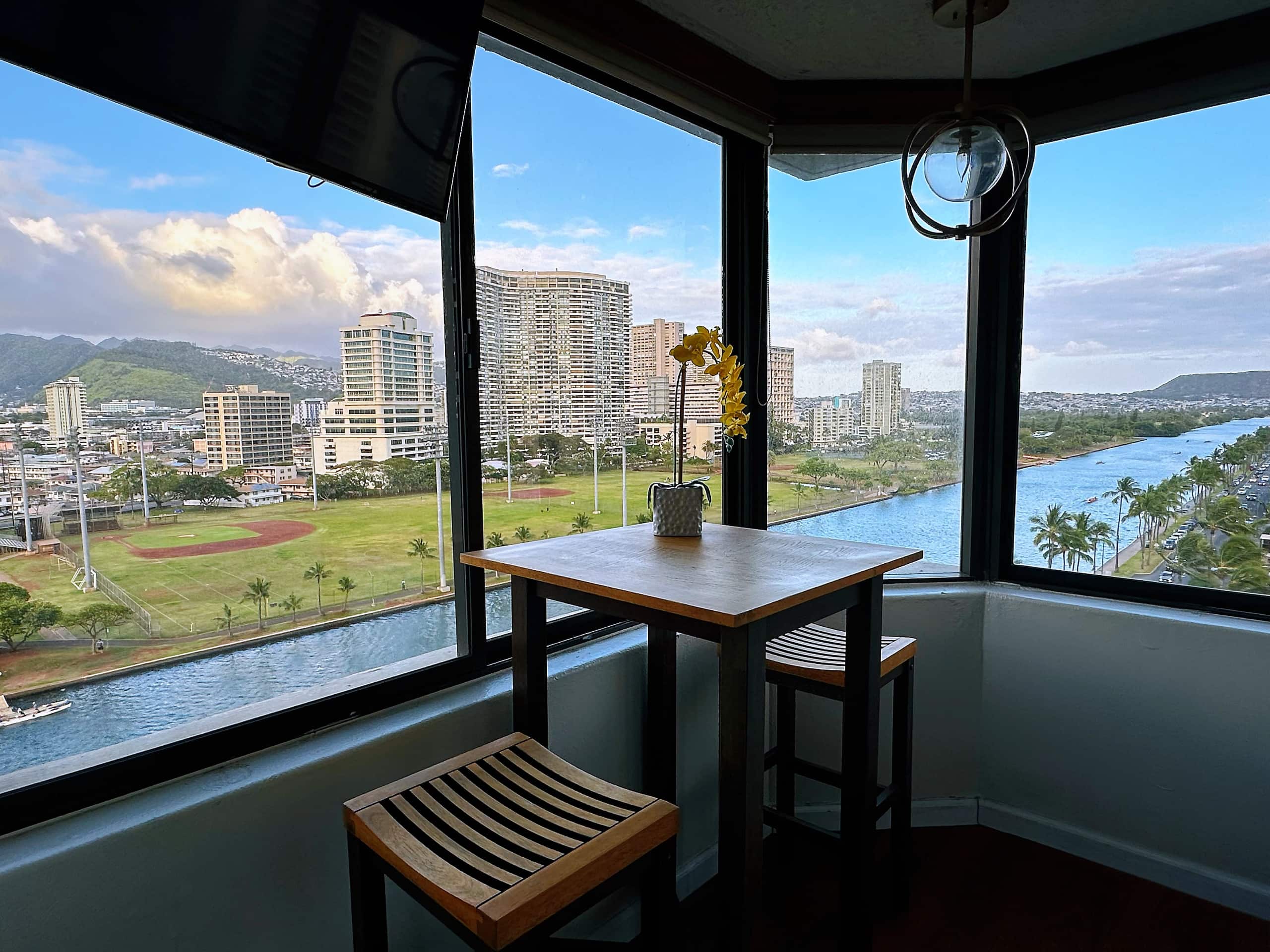 Breathtaking Waikiki Canal View & Walk to Beach - Image 2
