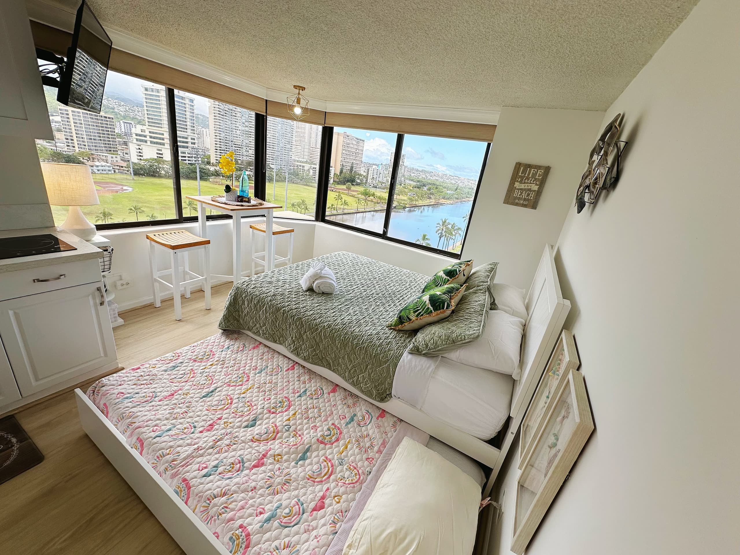 Breathtaking Waikiki Canal View & Walk to Beach - Image 7