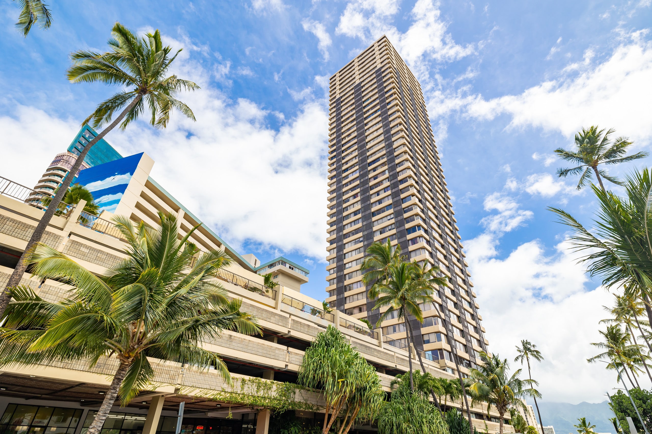 Breathtaking Waikiki Canal View & Walk to Beach - Image 20